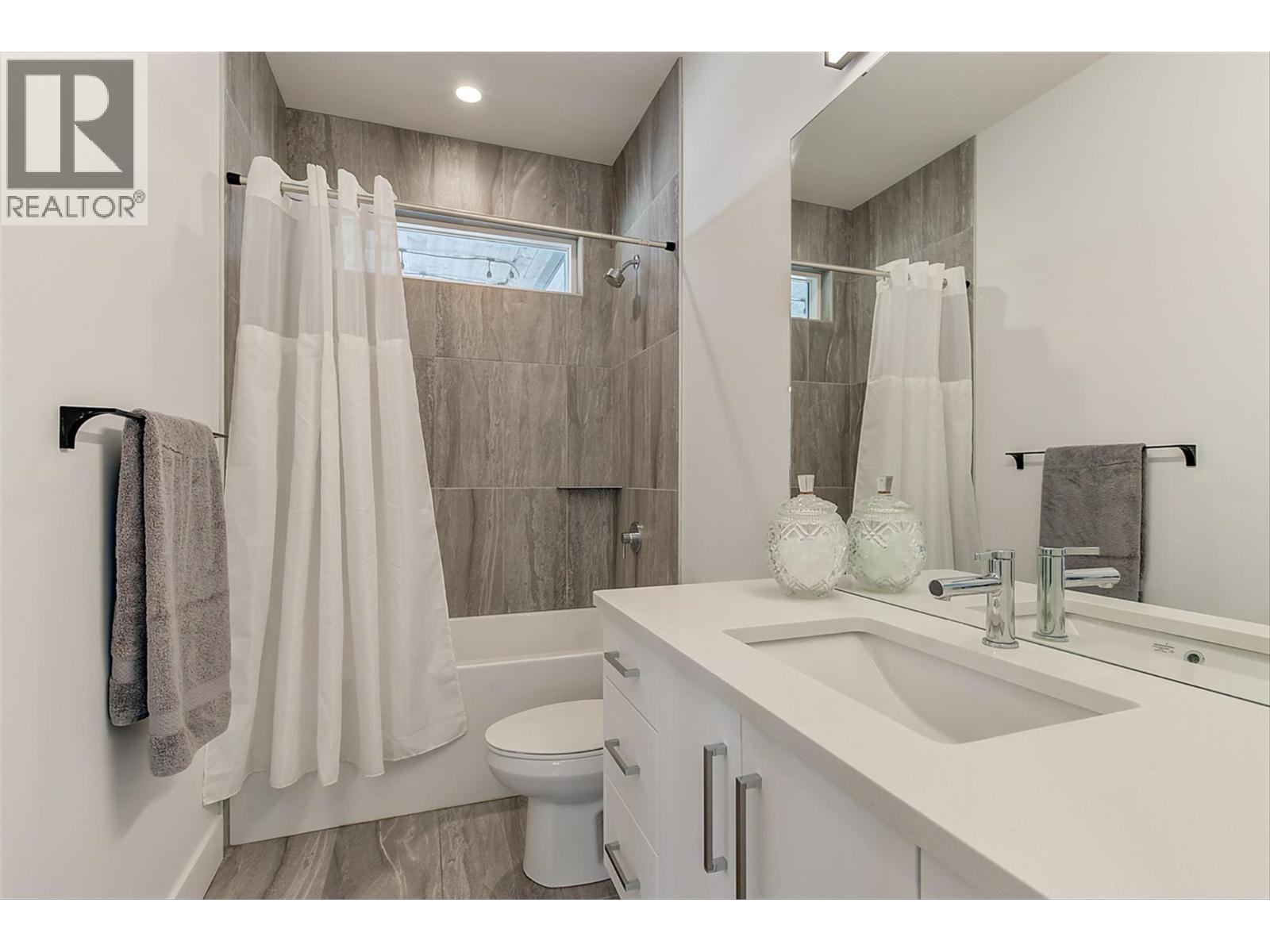 1235 Ponds Avenue, Kelowna, BC - Indoor Photo Showing Bathroom