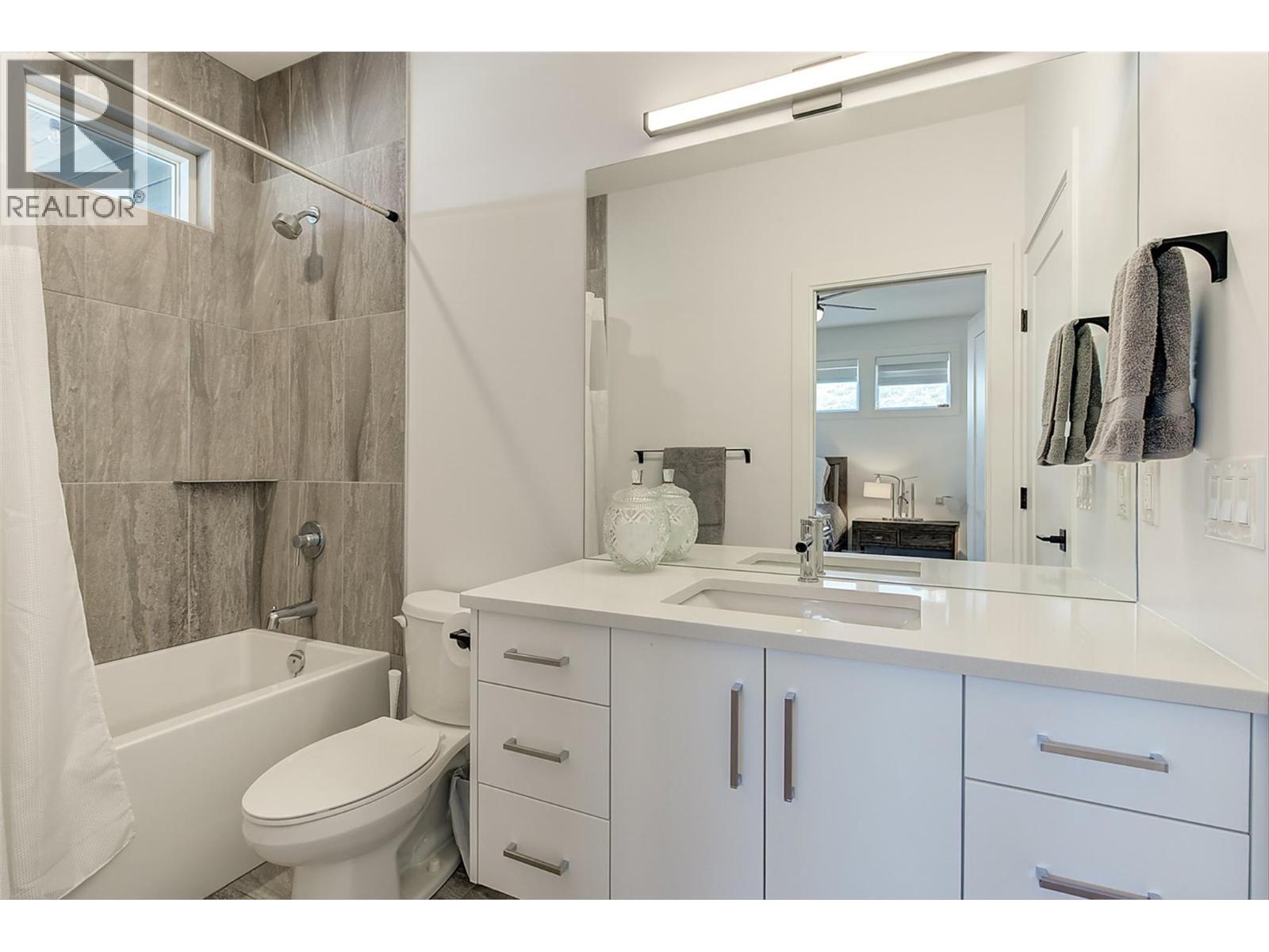 1235 Ponds Avenue, Kelowna, BC - Indoor Photo Showing Bathroom