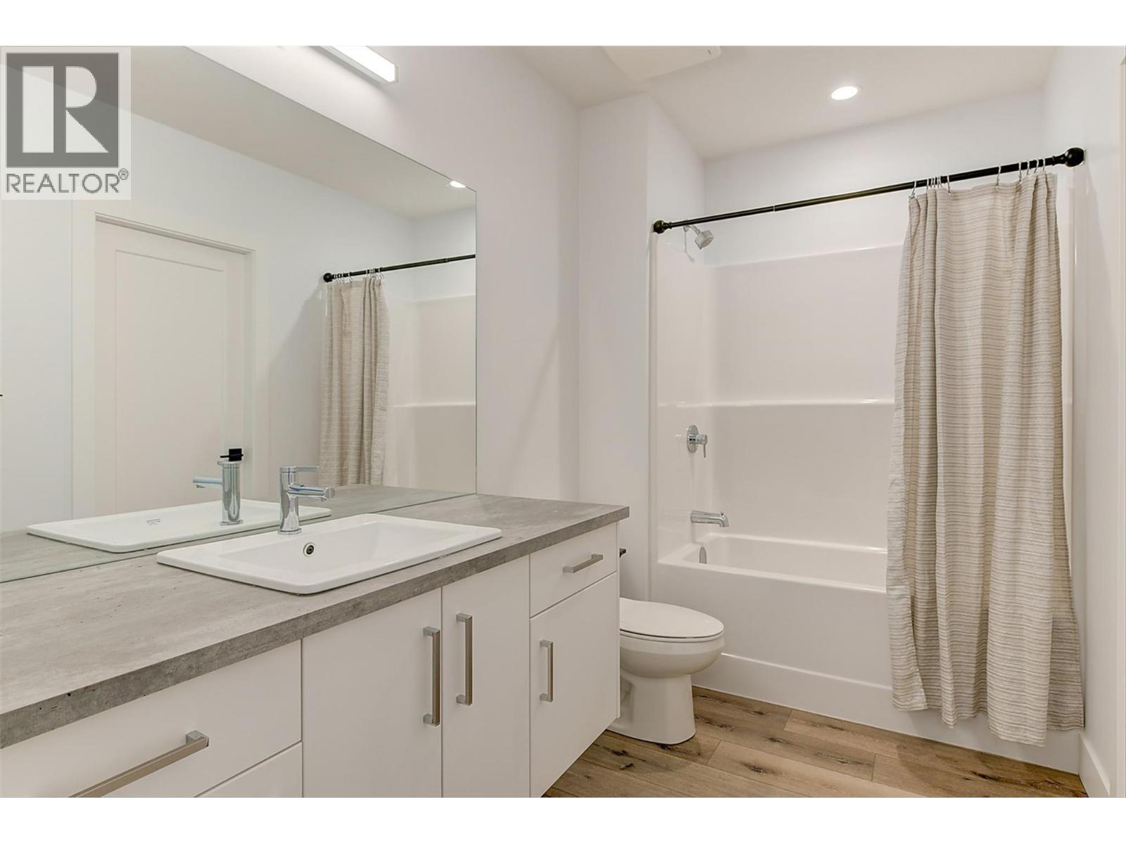 Suite - Ensuite Bath - 1235 Ponds Avenue, Kelowna, BC - Indoor Photo Showing Bathroom