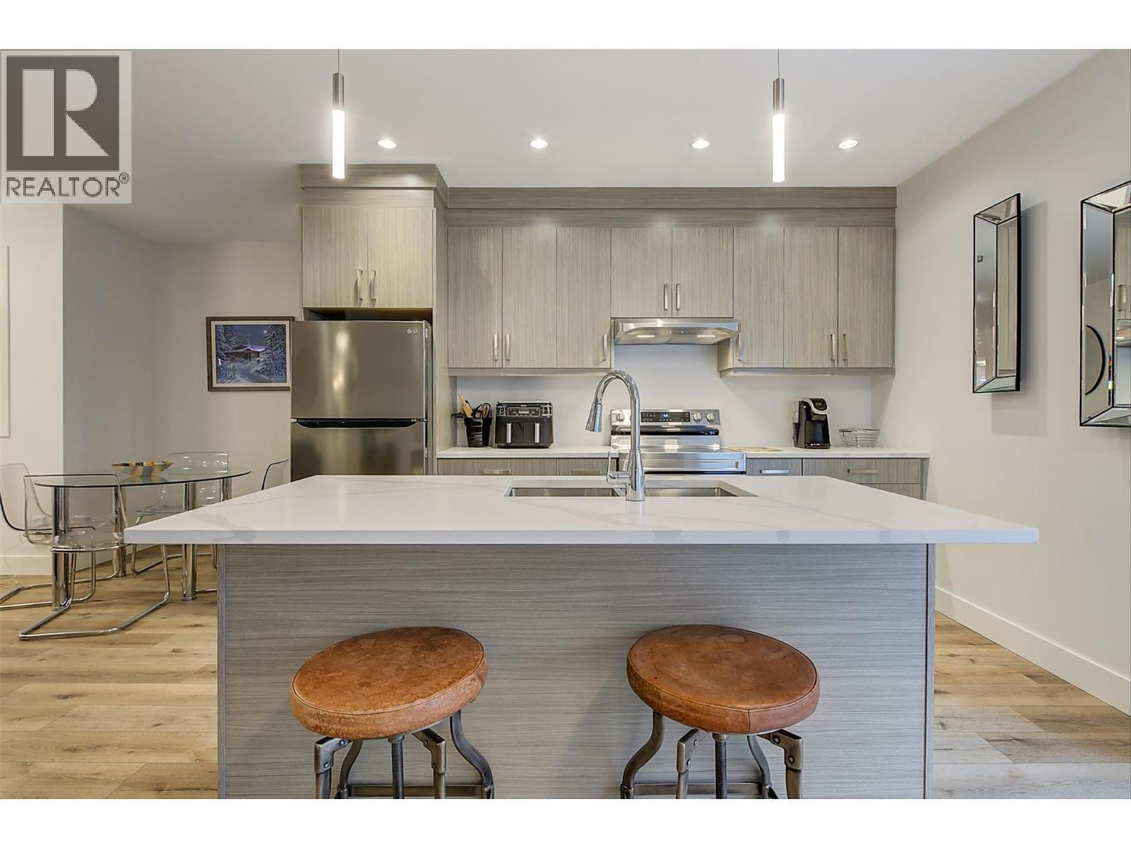 1235 Ponds Avenue, Kelowna, BC - Indoor Photo Showing Kitchen With Double Sink With Upgraded Kitchen