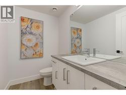 Suite - Powder Room -