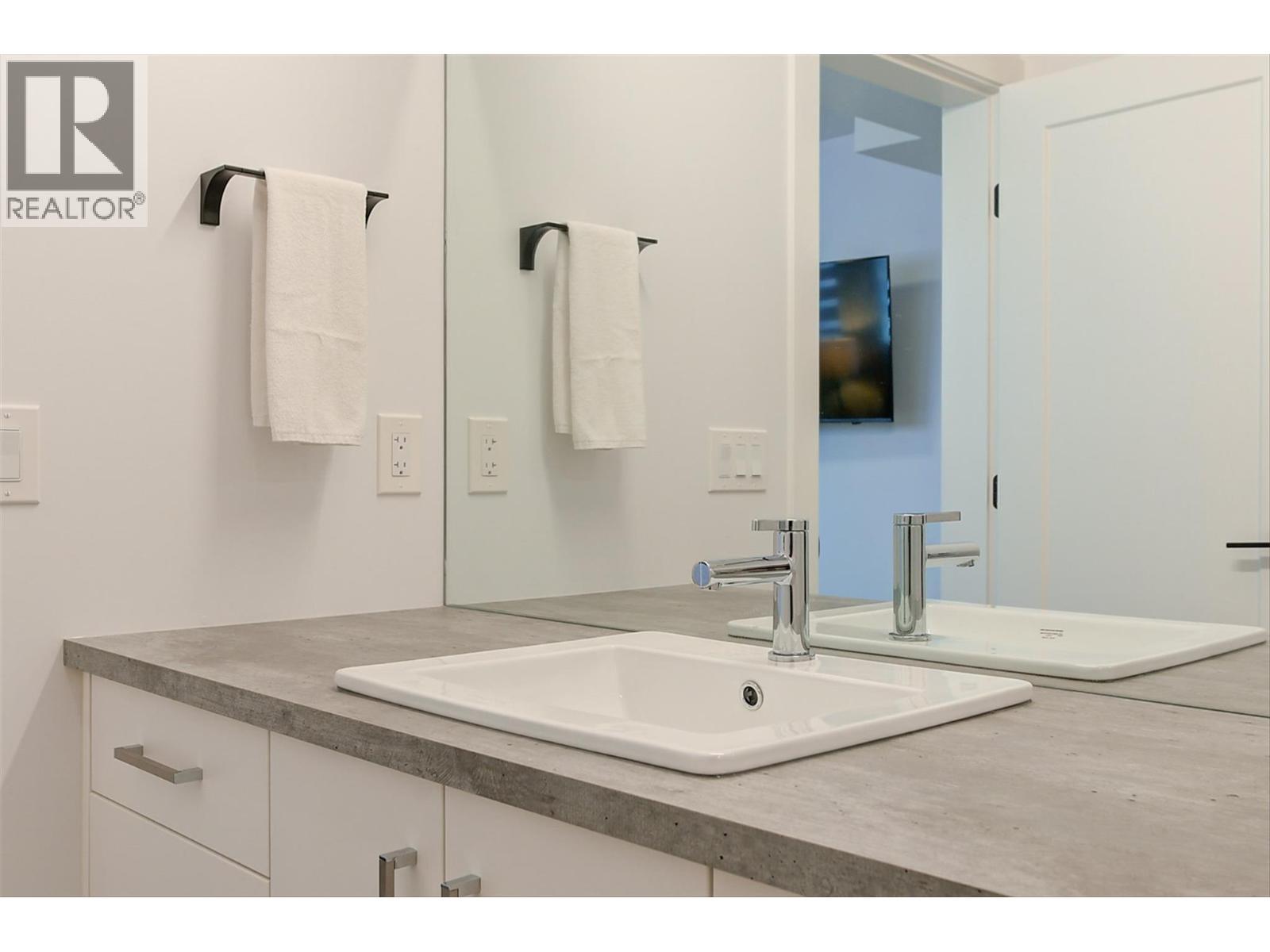 1235 Ponds Avenue, Kelowna, BC - Indoor Photo Showing Bathroom