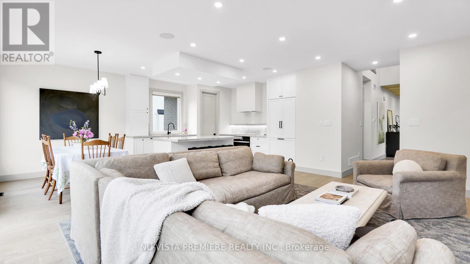 3998 Big Leaf Trail, London South (South V), ON - Indoor Photo Showing Living Room