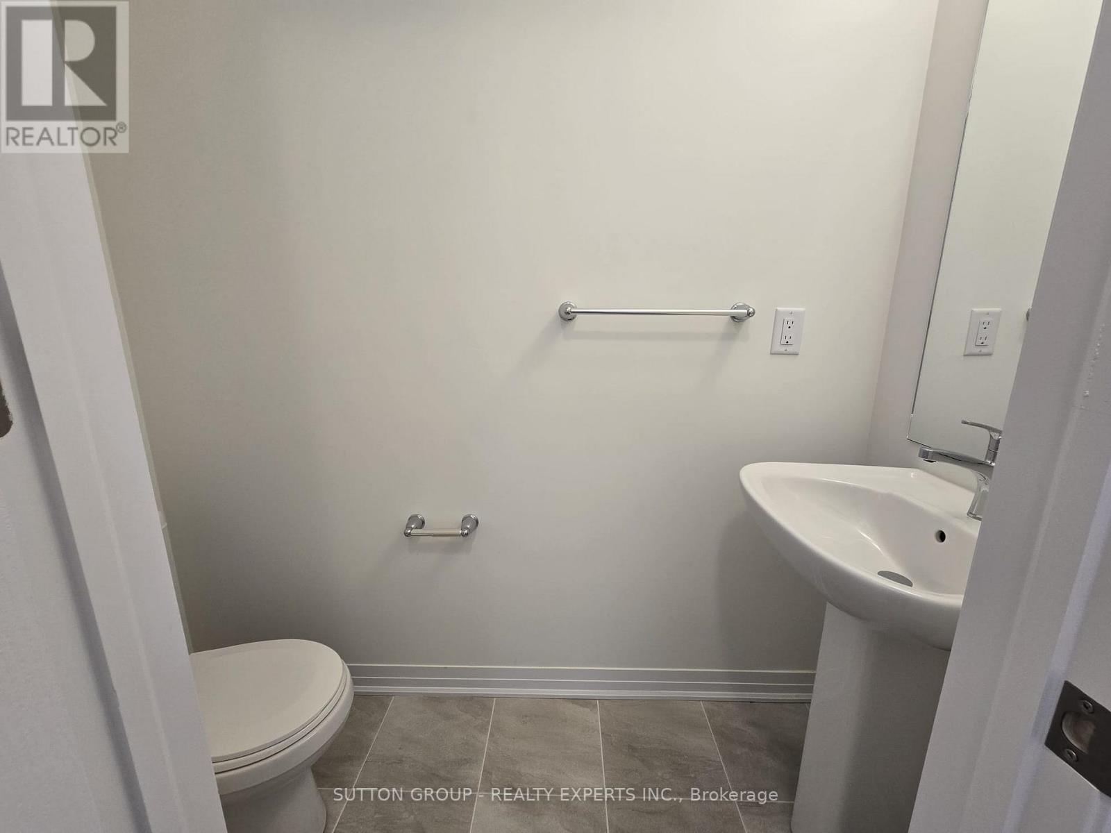 11 Greig Street, Brantford, ON - Indoor Photo Showing Bathroom