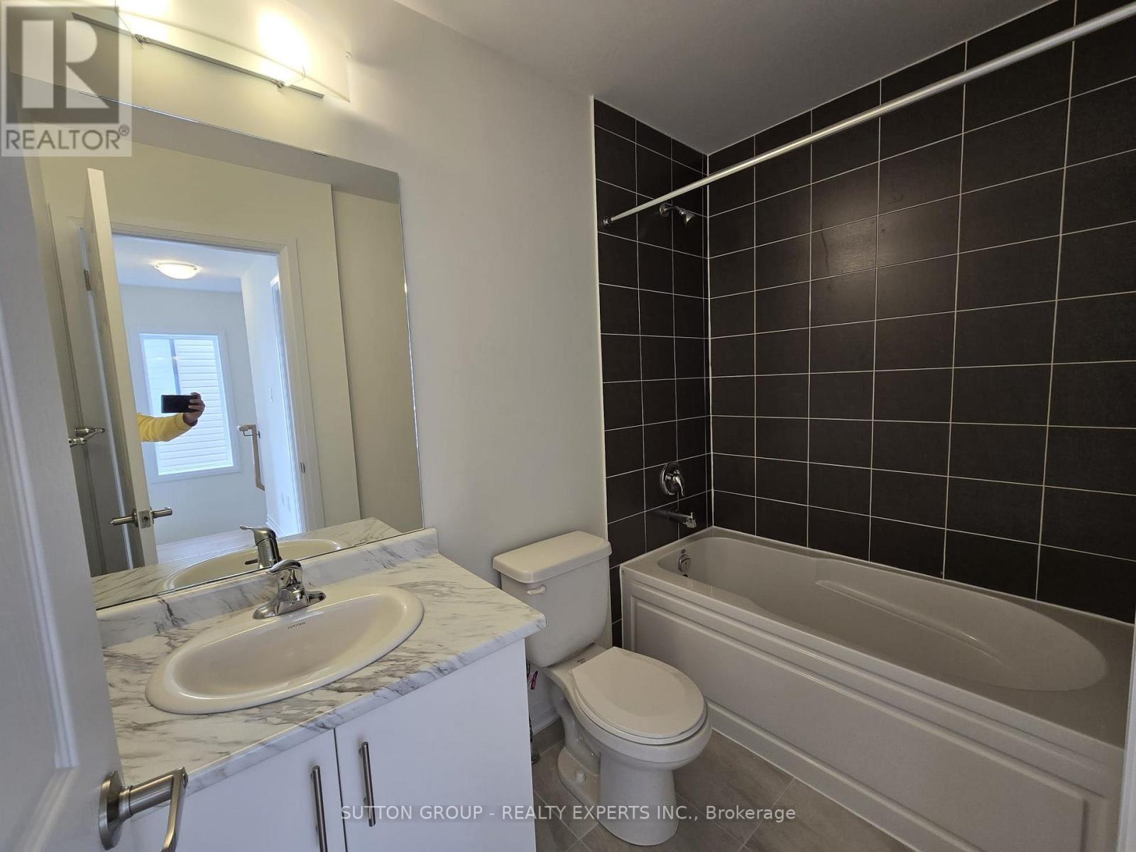 11 Greig Street, Brantford, ON - Indoor Photo Showing Bathroom