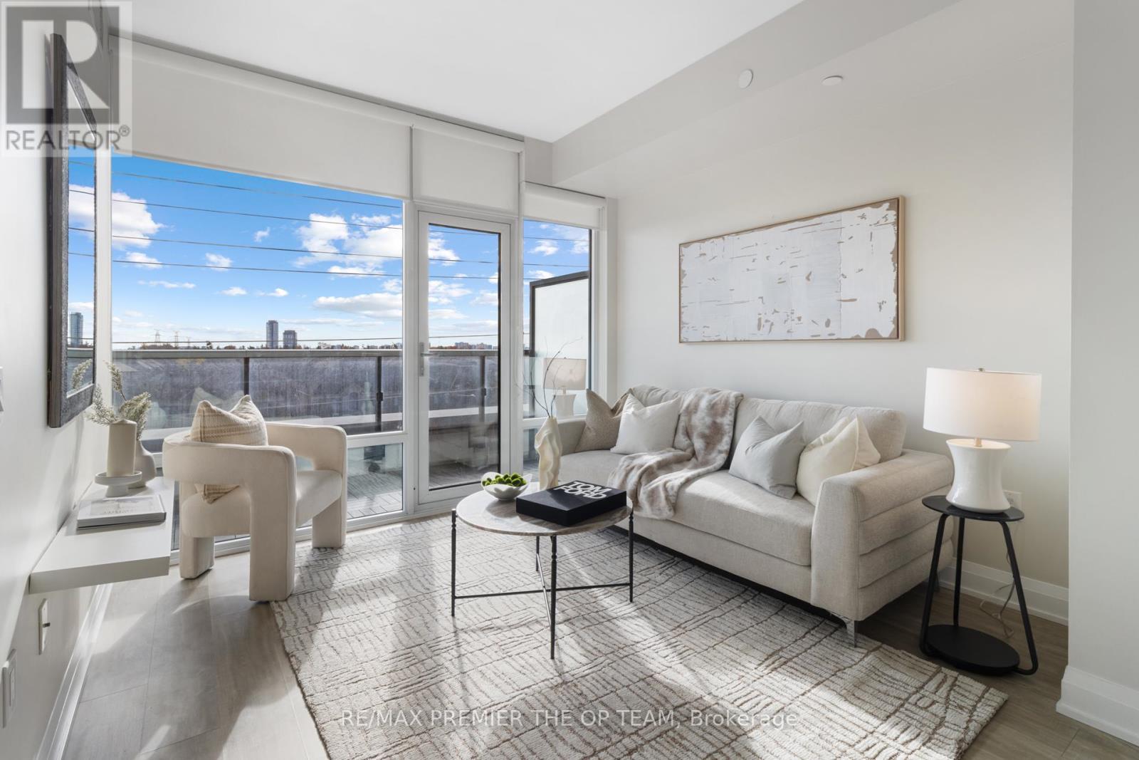 508 - 4800 Highway 7 W, Vaughan, ON - Indoor Photo Showing Living Room