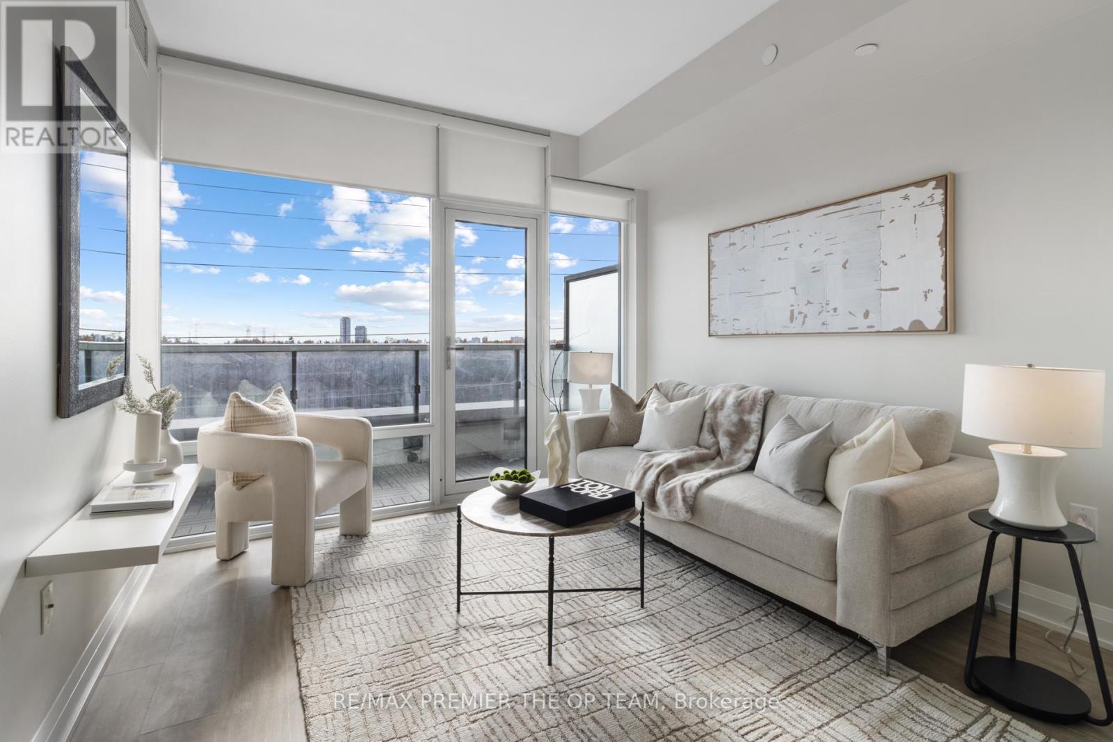508 - 4800 Highway 7 W, Vaughan, ON - Indoor Photo Showing Living Room