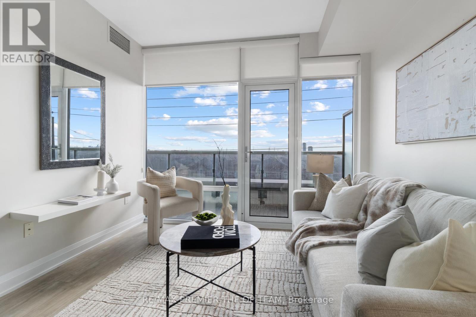 508 - 4800 Highway 7 W, Vaughan, ON - Indoor Photo Showing Living Room