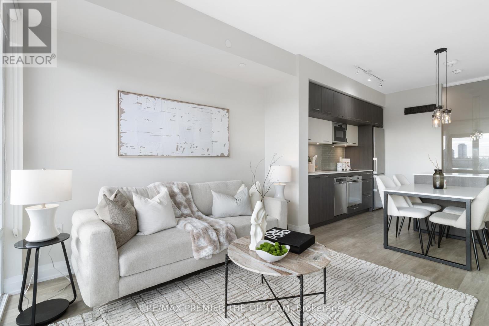 508 - 4800 Highway 7 W, Vaughan, ON - Indoor Photo Showing Living Room