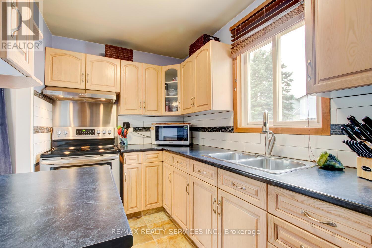 7 Hamlet Court, Brampton, ON - Indoor Photo Showing Kitchen With Double Sink