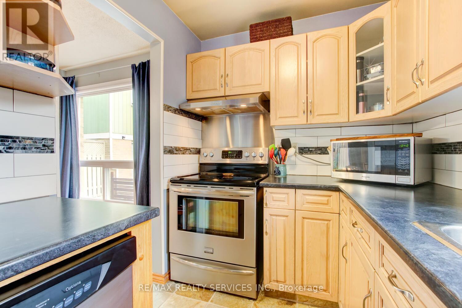 7 Hamlet Court, Brampton, ON - Indoor Photo Showing Kitchen
