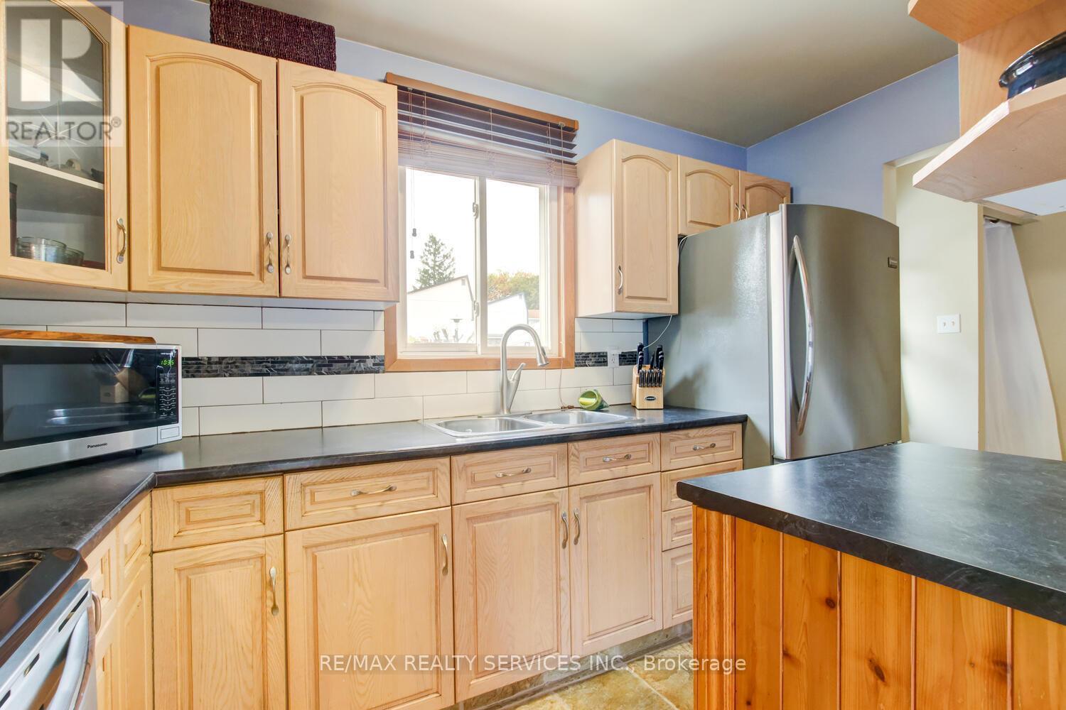 7 Hamlet Court, Brampton, ON - Indoor Photo Showing Kitchen With Double Sink