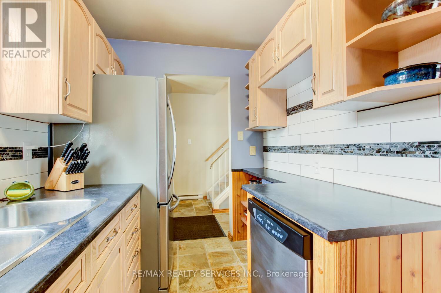 7 Hamlet Court, Brampton, ON - Indoor Photo Showing Kitchen With Double Sink