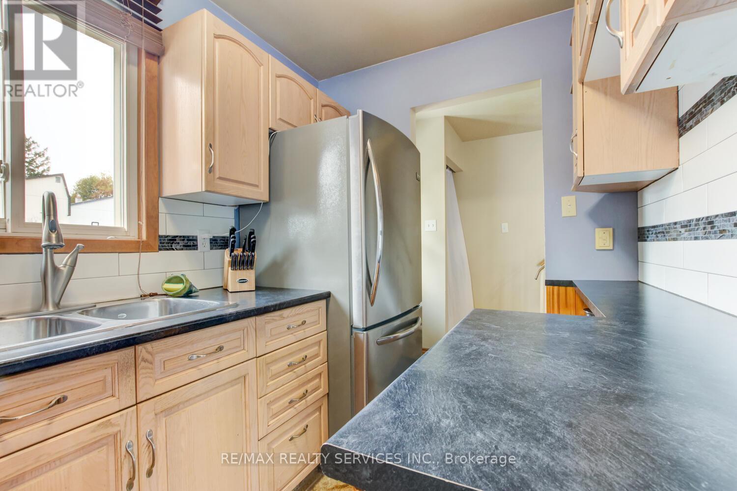 7 Hamlet Court, Brampton, ON - Indoor Photo Showing Kitchen With Double Sink
