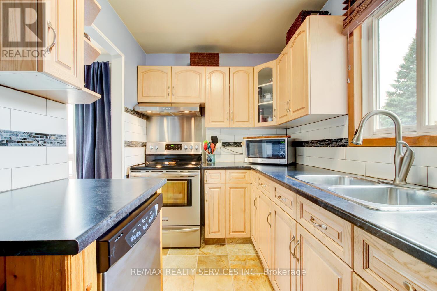 7 Hamlet Court, Brampton, ON - Indoor Photo Showing Kitchen With Double Sink