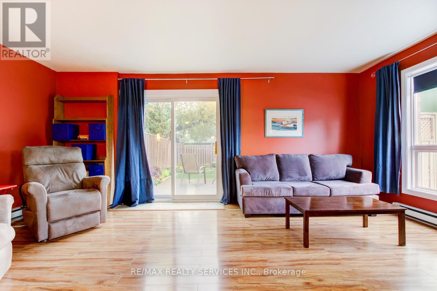 7 Hamlet Court, Brampton, ON - Indoor Photo Showing Living Room