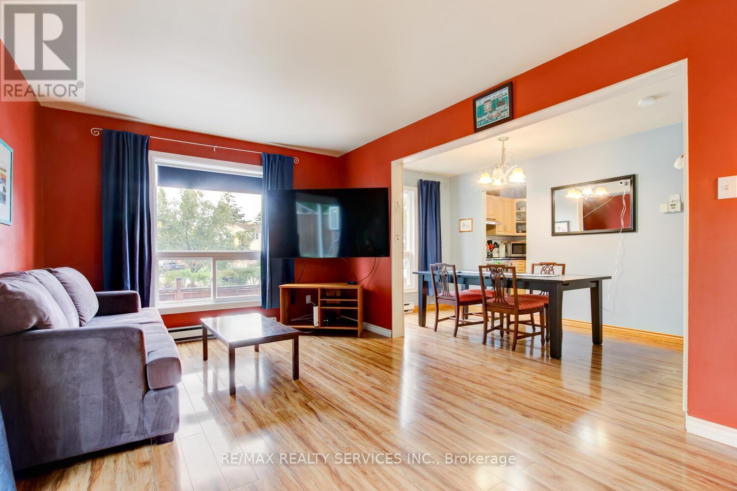 7 Hamlet Court, Brampton, ON - Indoor Photo Showing Living Room