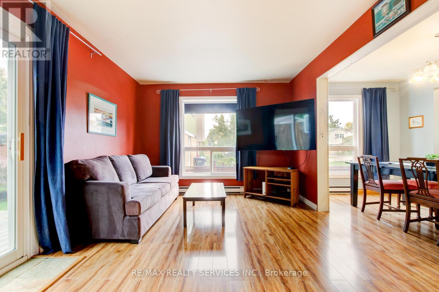 7 Hamlet Court, Brampton, ON - Indoor Photo Showing Living Room