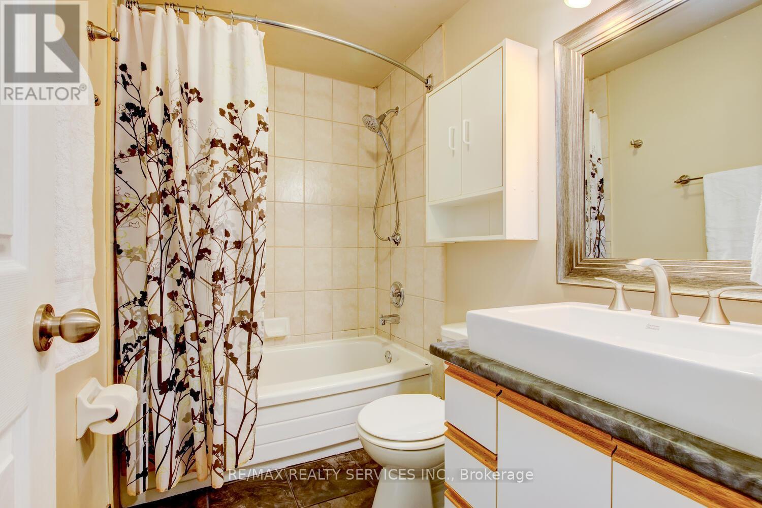 7 Hamlet Court, Brampton, ON - Indoor Photo Showing Bathroom