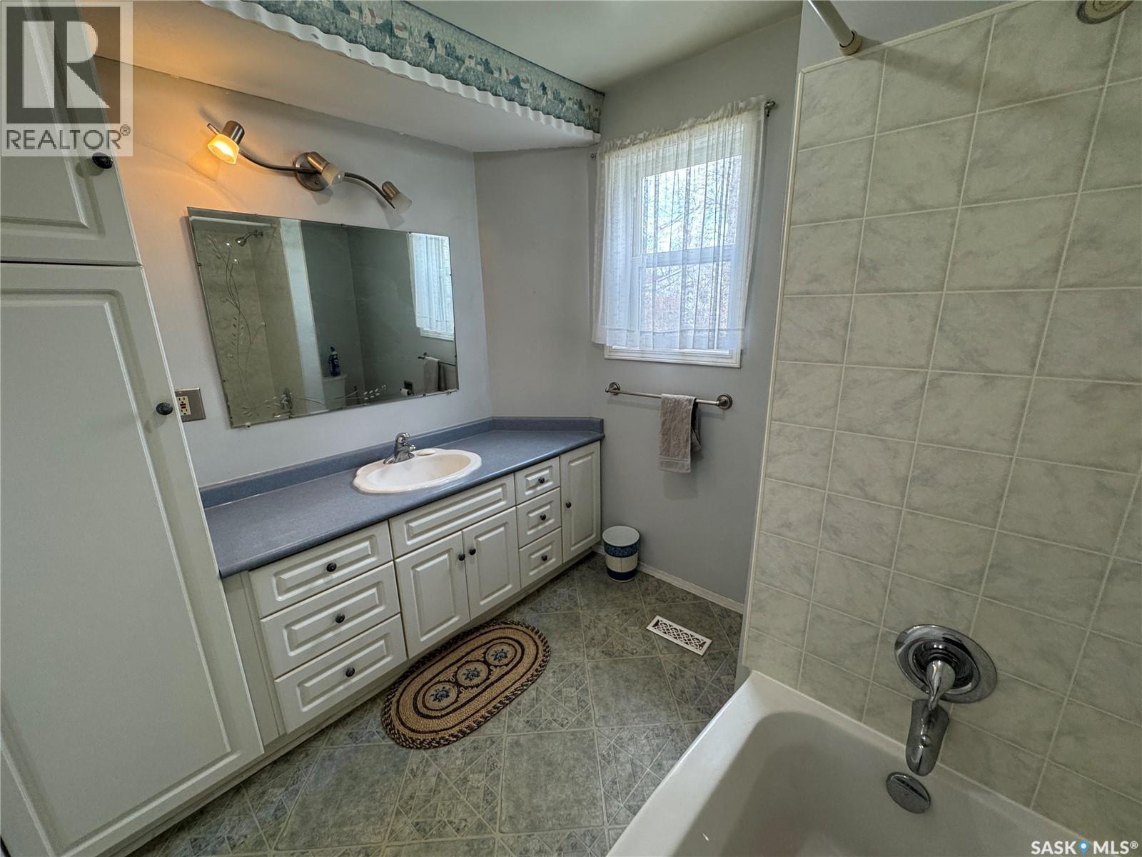 121 2Nd Avenue W, Biggar, SK - Indoor Photo Showing Bathroom