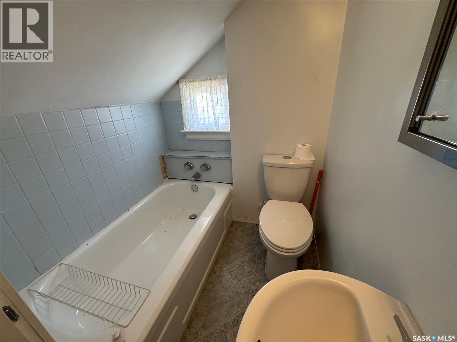 121 2Nd Avenue W, Biggar, SK - Indoor Photo Showing Bathroom