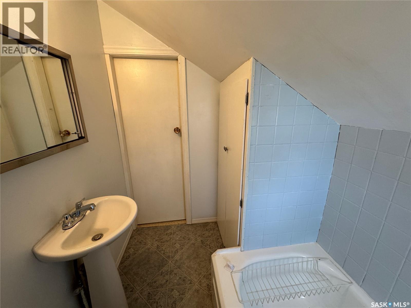 121 2Nd Avenue W, Biggar, SK - Indoor Photo Showing Bathroom