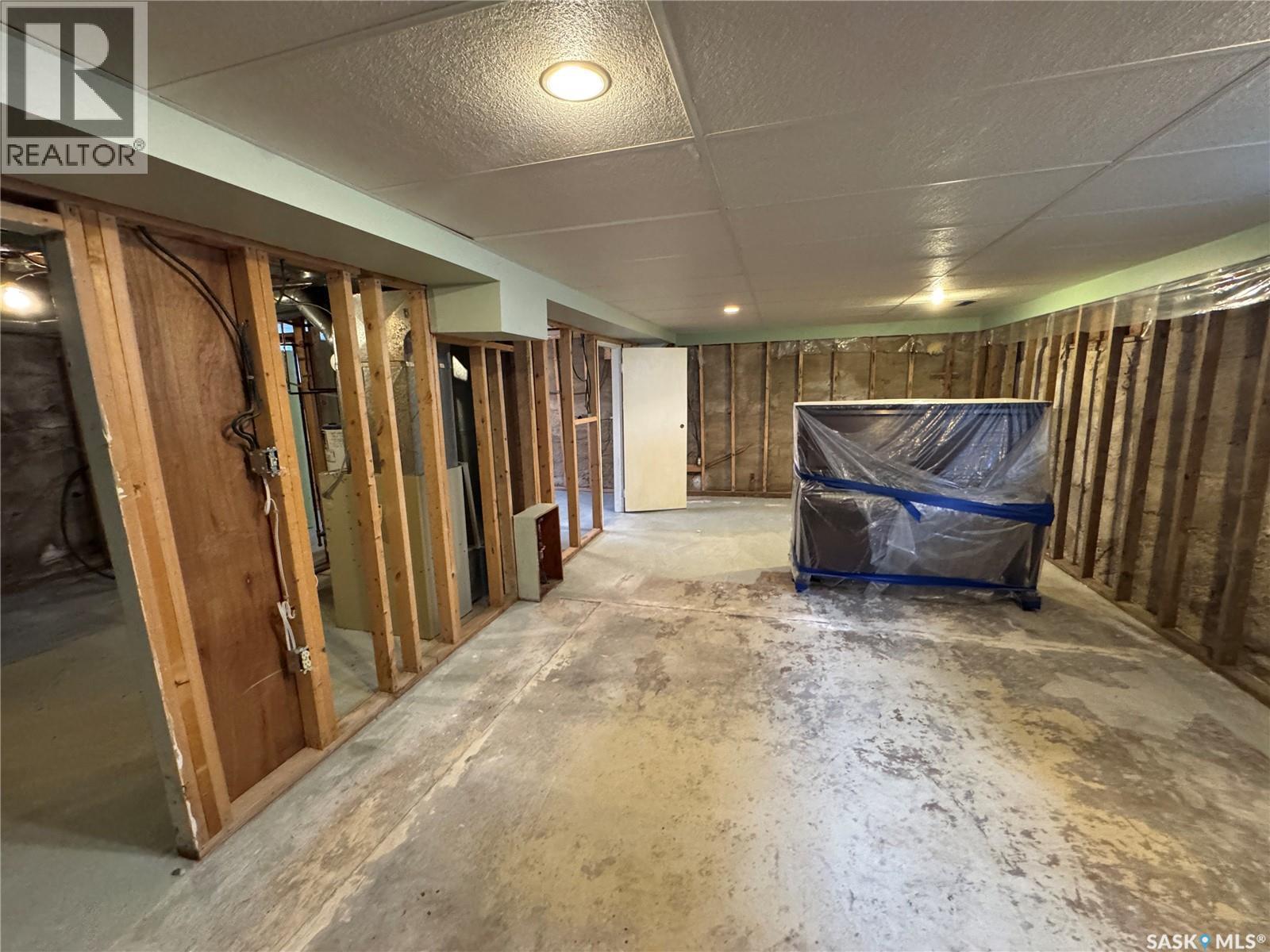 121 2Nd Avenue W, Biggar, SK - Indoor