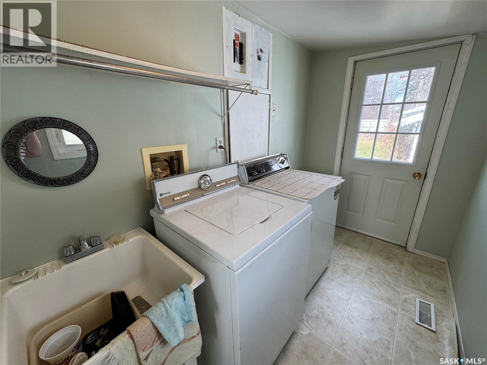 121 2Nd Avenue W, Biggar, SK - Indoor Photo Showing Laundry Room