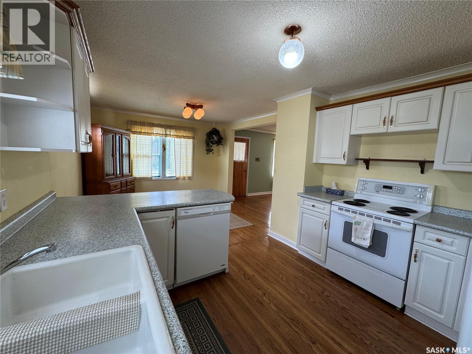 121 2Nd Avenue W, Biggar, SK - Indoor Photo Showing Kitchen