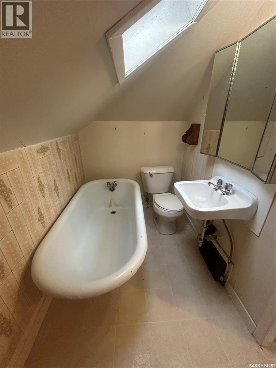 236 12Th Street E, Prince Albert, SK - Indoor Photo Showing Bathroom