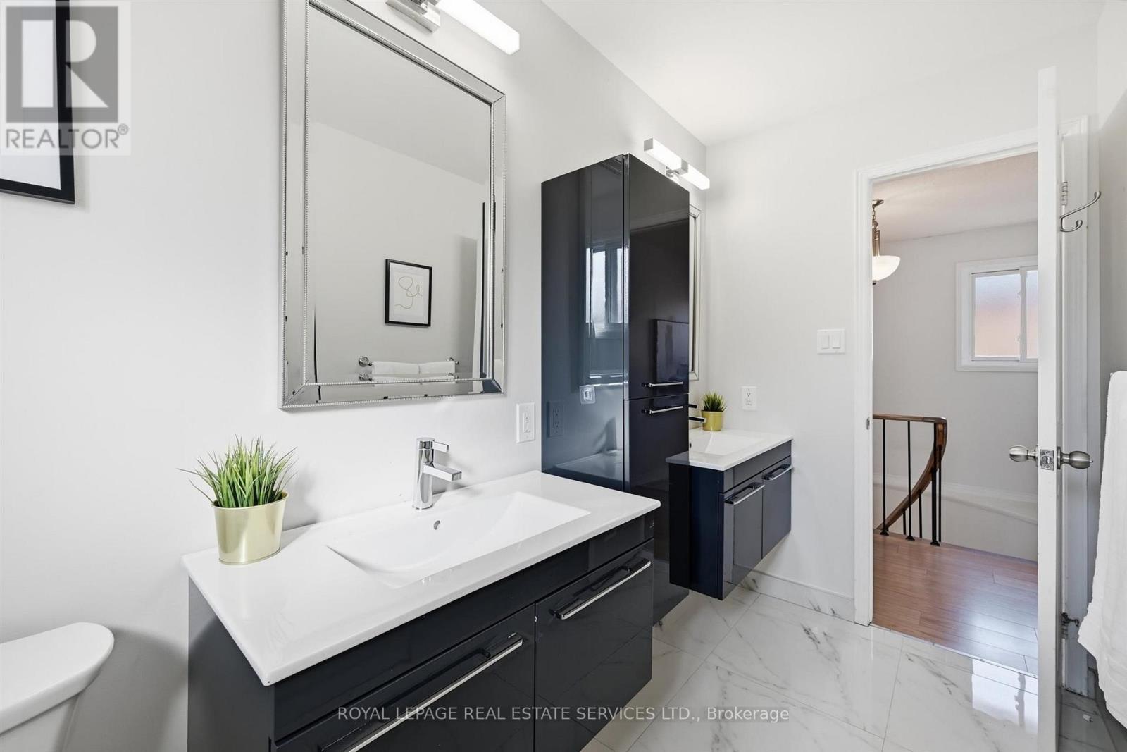Renovated Four-Piece Main Bath w/Double Vanities - 426 Parkridge Crescent, Oakville, ON - Indoor Photo Showing Bathroom