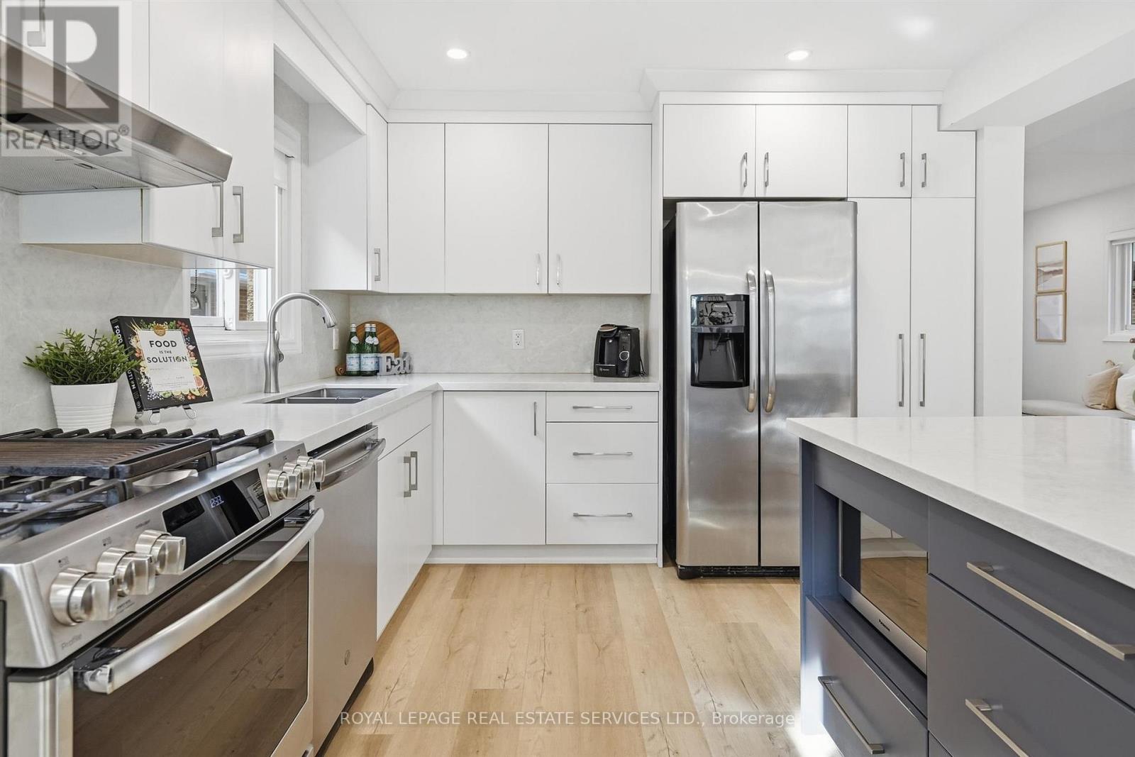 The Stunning Kitchen Showcases S/S Appliances - 426 Parkridge Crescent, Oakville, ON - Indoor Photo Showing Kitchen With Double Sink With Upgraded Kitchen