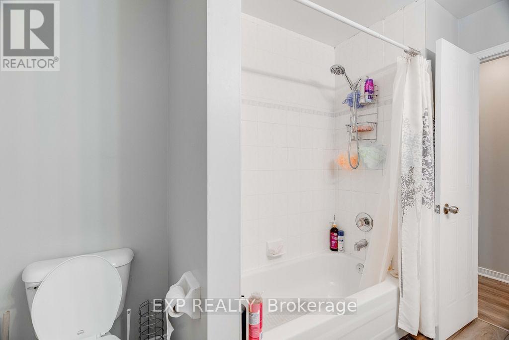 235 Fleming Drive, London East (East D), ON - Indoor Photo Showing Bathroom