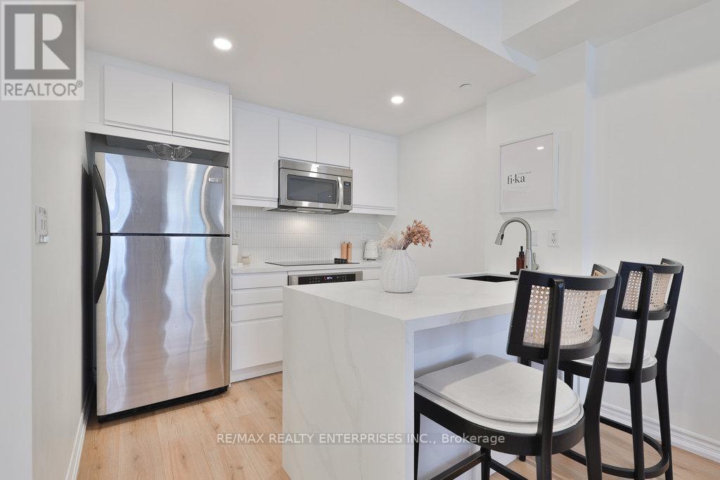 71 - 130 Twenty Fourth Street, Toronto, ON - Indoor Photo Showing Kitchen With Upgraded Kitchen