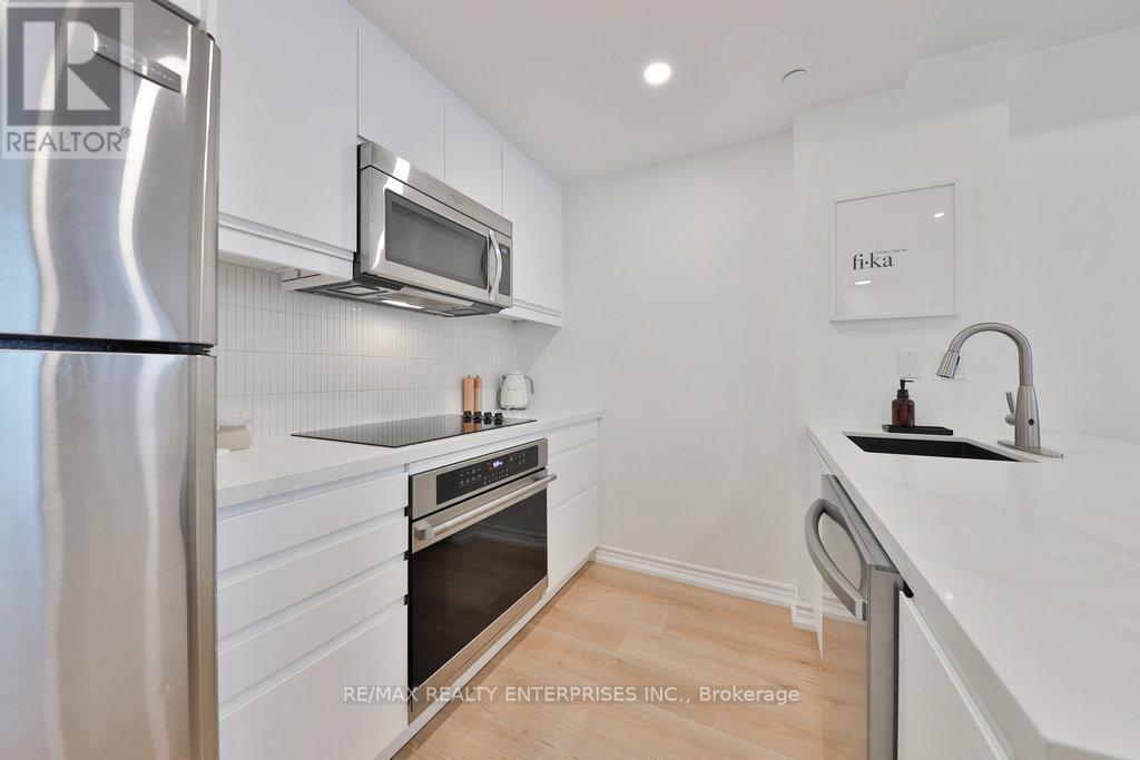 71 - 130 Twenty Fourth Street, Toronto, ON - Indoor Photo Showing Kitchen With Upgraded Kitchen