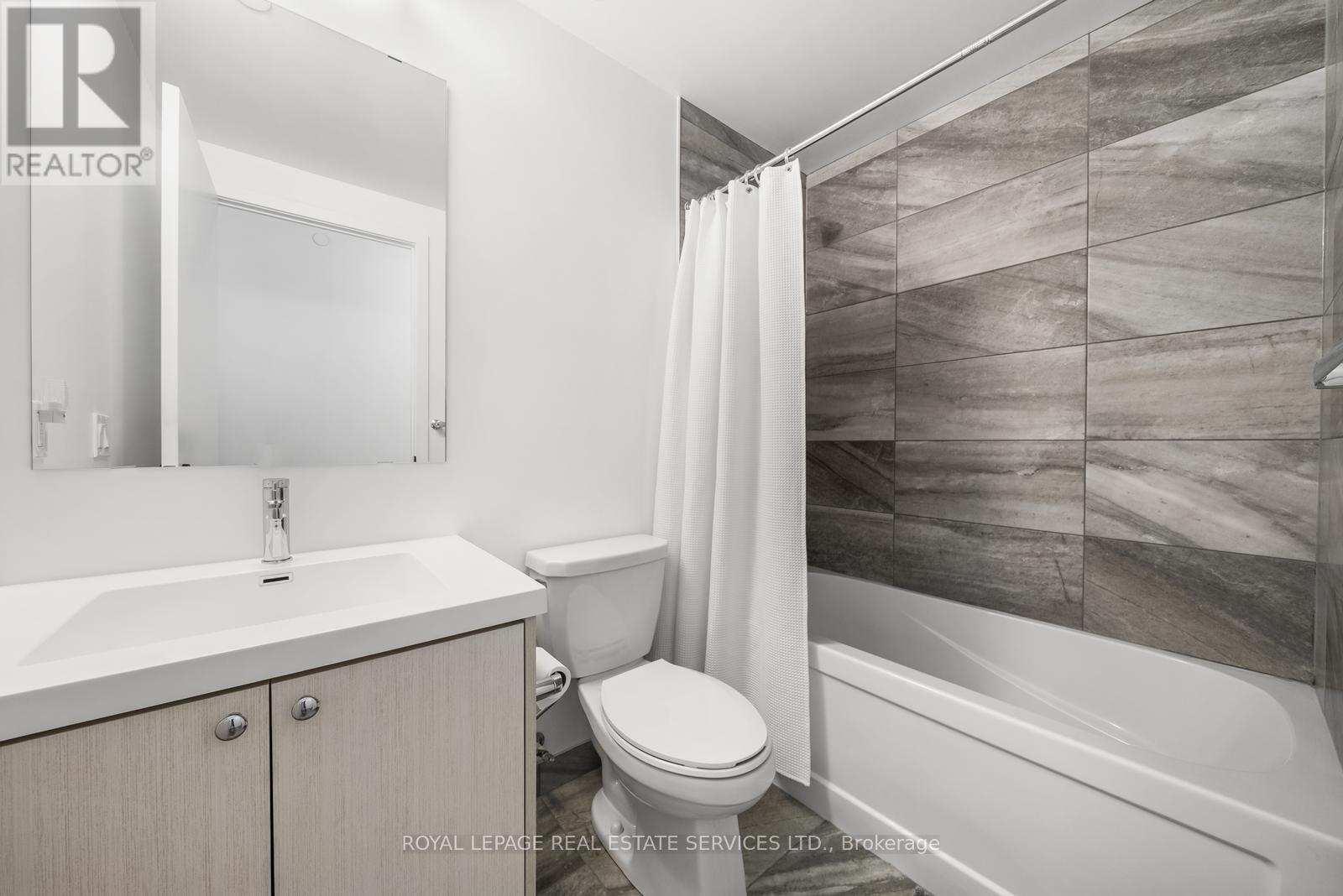 2nd Washroom W/ Bath - 812 - 50 George Butchart Drive, Toronto, ON - Indoor Photo Showing Bathroom