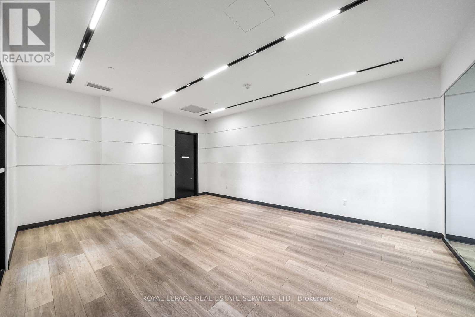 Yoga Studio - 812 - 50 George Butchart Drive, Toronto, ON - Indoor Photo Showing Garage