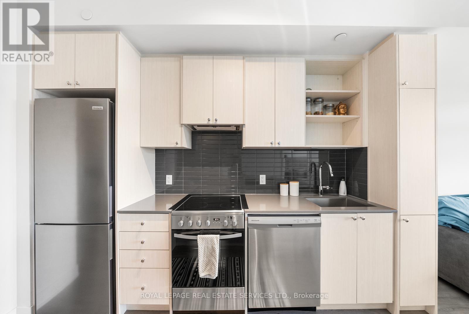 Built-In S/S Appliances; Plenty of Cabinetry - 812 - 50 George Butchart Drive, Toronto, ON - Indoor Photo Showing Kitchen With Stainless Steel Kitchen