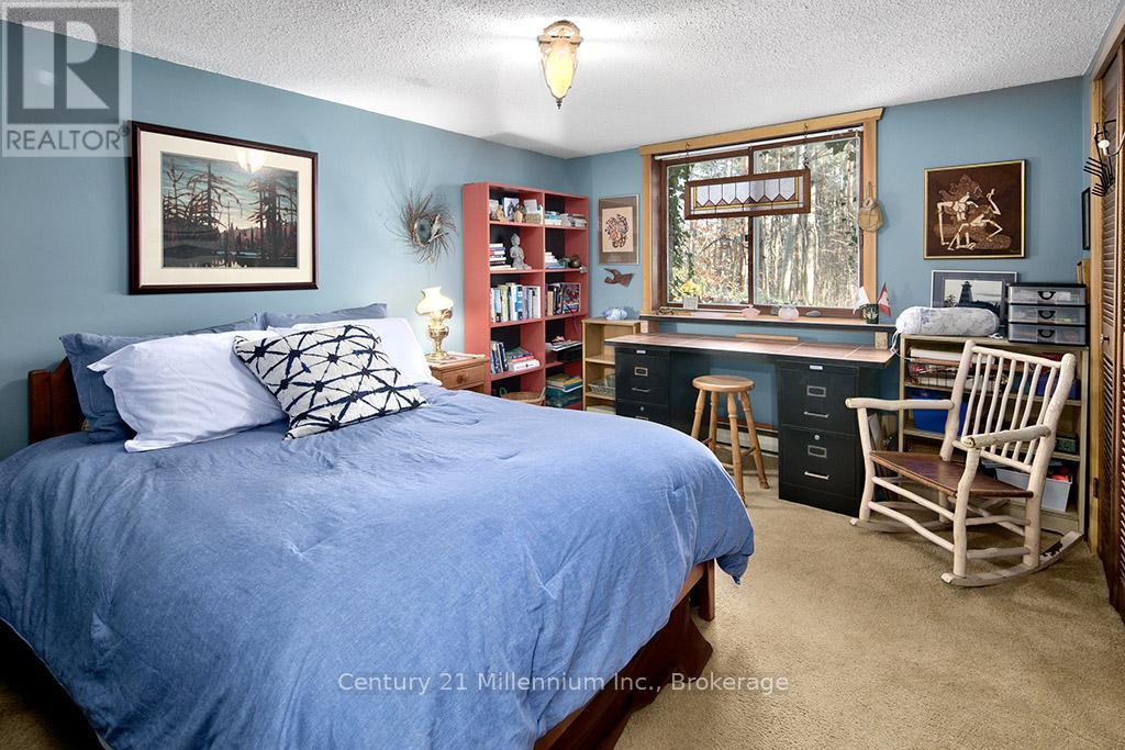 265797 25Th Side Road, Meaford, ON - Indoor Photo Showing Bedroom
