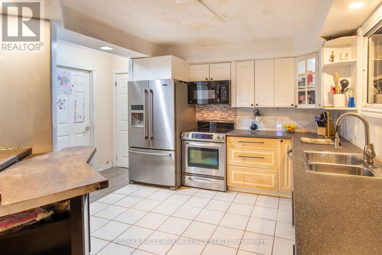 3021 Pinegrove Road, Springwater, ON - Indoor Photo Showing Kitchen With Double Sink