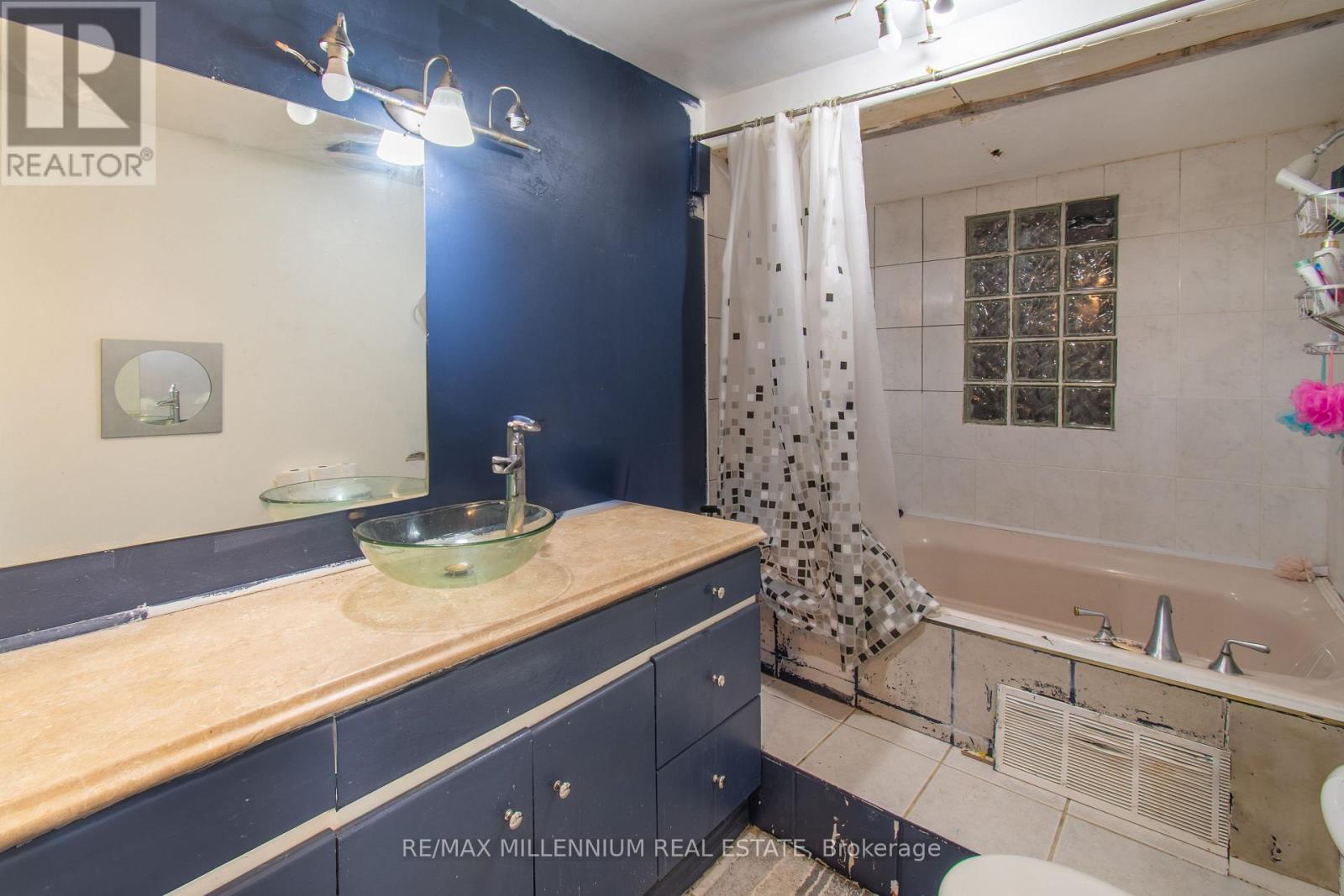 3021 Pinegrove Road, Springwater, ON - Indoor Photo Showing Bathroom