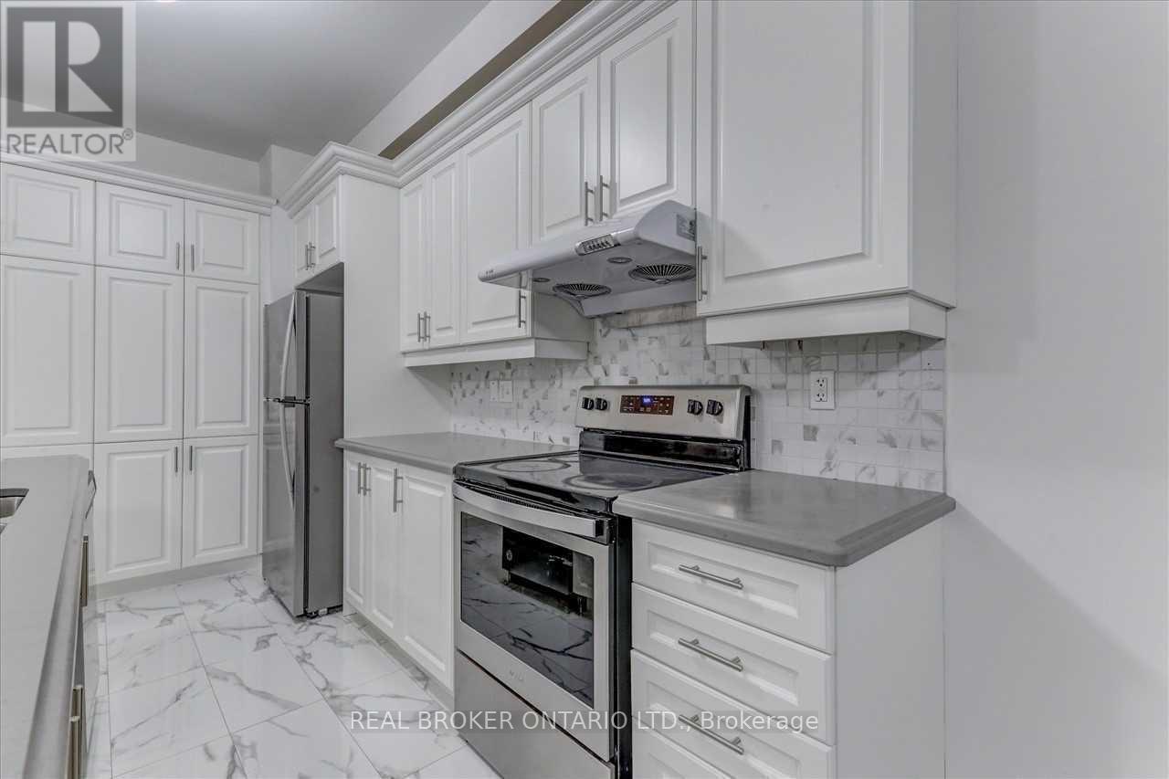 91 Titan Trail, Markham, ON - Indoor Photo Showing Kitchen With Stainless Steel Kitchen