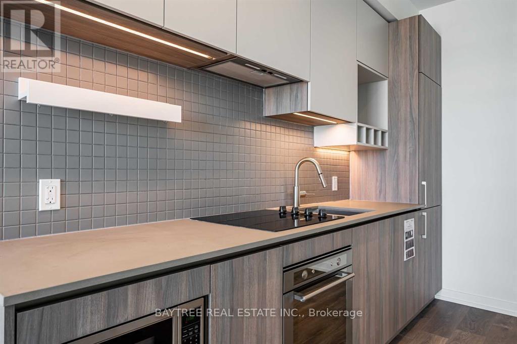 3910 - 950 Portage Parkway, Vaughan, ON - Indoor Photo Showing Kitchen