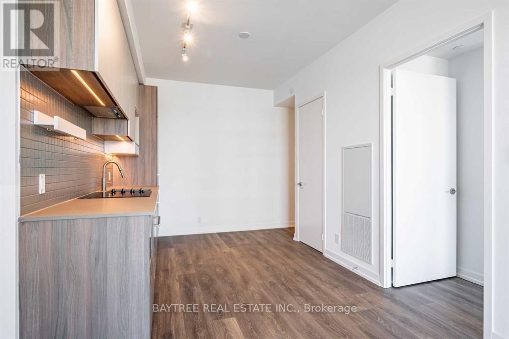 3910 - 950 Portage Parkway, Vaughan, ON - Indoor