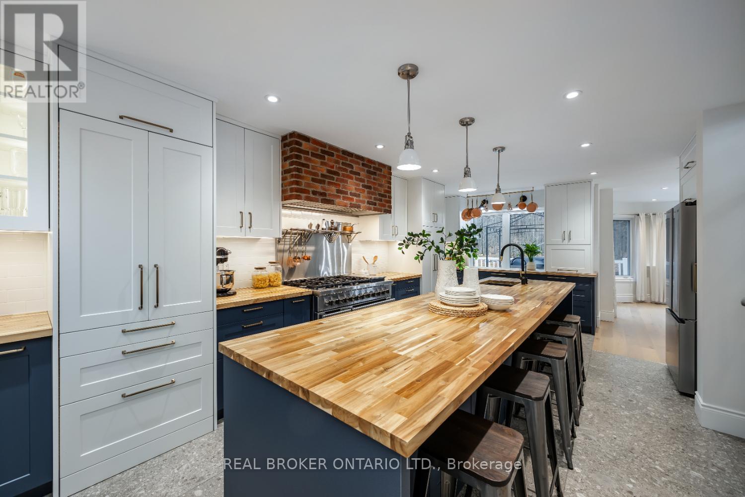 398 Sandy Hook Road, Kawartha Lakes (Manvers), ON - Indoor Photo Showing Kitchen With Upgraded Kitchen