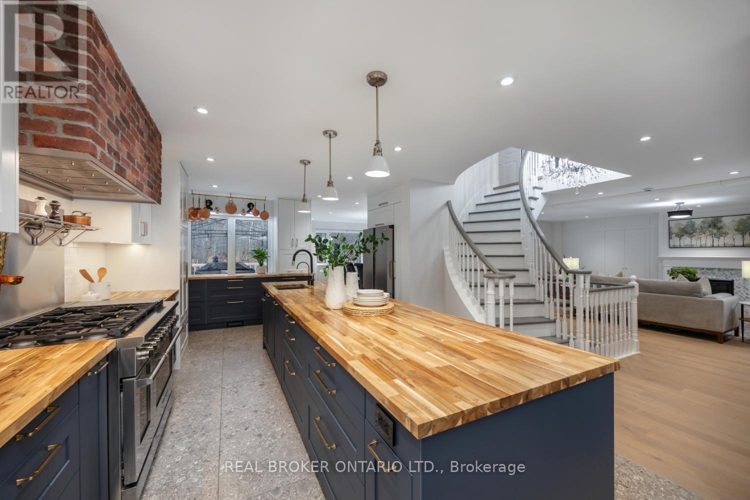 398 Sandy Hook Road, Kawartha Lakes (Manvers), ON - Indoor Photo Showing Kitchen With Upgraded Kitchen