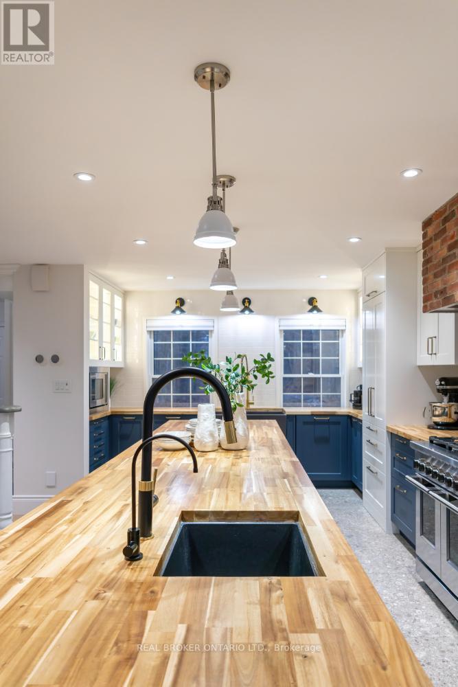 398 Sandy Hook Road, Kawartha Lakes (Manvers), ON - Indoor Photo Showing Kitchen With Upgraded Kitchen