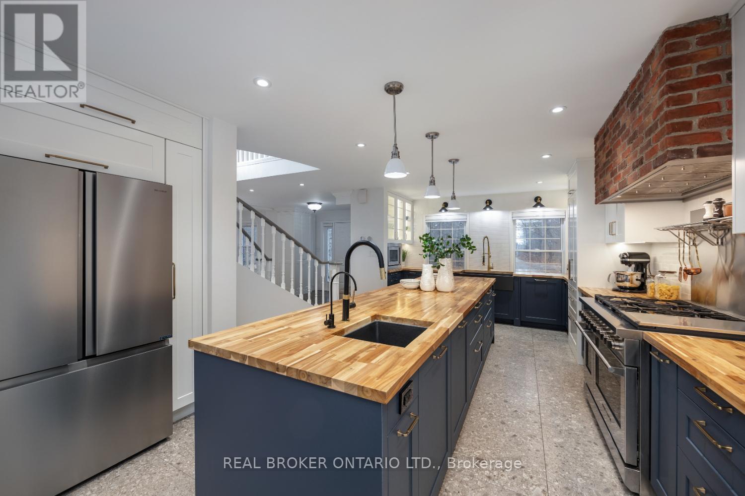 398 Sandy Hook Road, Kawartha Lakes (Manvers), ON - Indoor Photo Showing Kitchen With Upgraded Kitchen