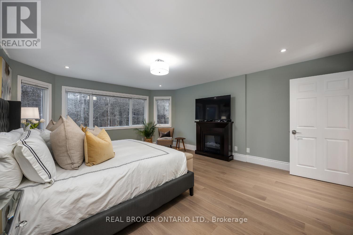 398 Sandy Hook Road, Kawartha Lakes (Manvers), ON - Indoor Photo Showing Bedroom