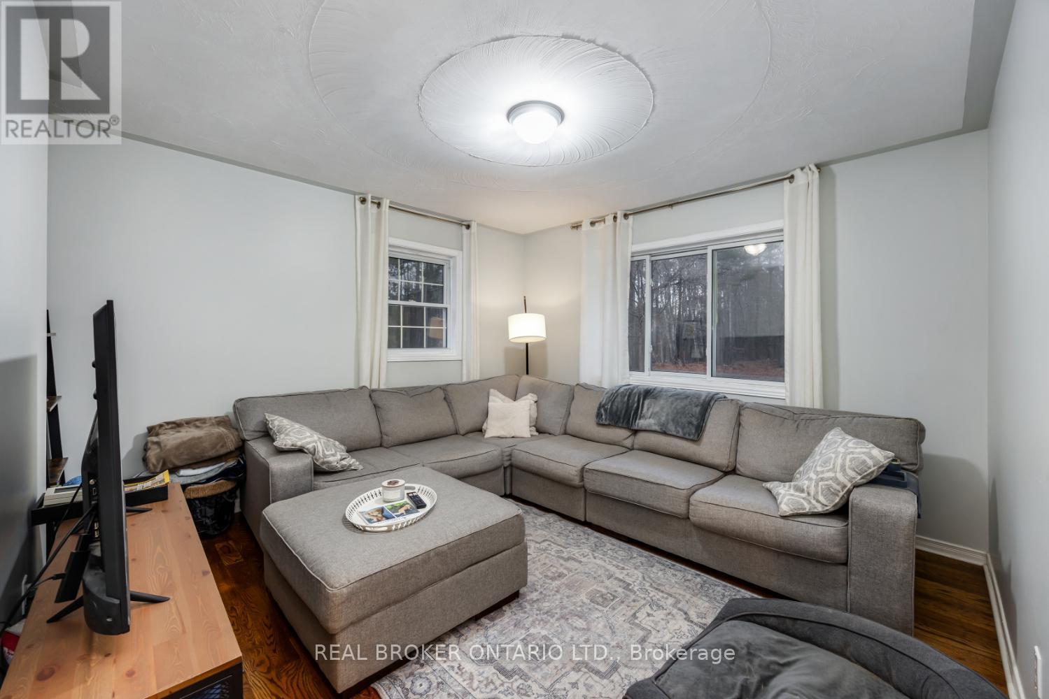 398 Sandy Hook Road, Kawartha Lakes (Manvers), ON - Indoor Photo Showing Living Room